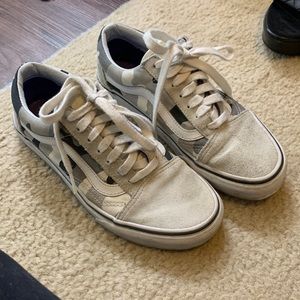 Vans Old Skool sneakers in gray/black camo. Size 6
